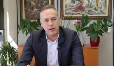 Ο δήμαρχος Ελληνικού καταγγέλλει τον δήμαρχο Γλυφάδας: «Όταν ήταν ευθύνη του ΣΠΑΥ ο υποσταθμός της Γλυφάδας ήταν καθαρός»