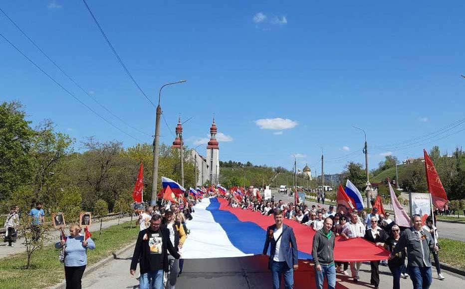 Βίντεο: Οι κάτοικοι του Μπερντιάνσκ υψώνουν την ρωσική σημαία