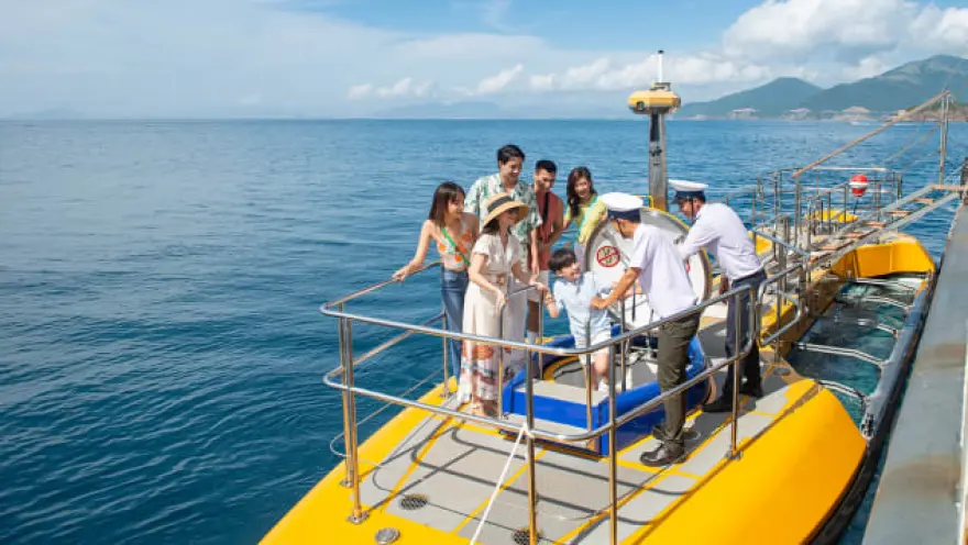 Βιετνάμ: Διαφανές τουριστικό υποβρύχιο προσφέρει «μαγική» εμπειρία στους επιβάτες του (φωτο)