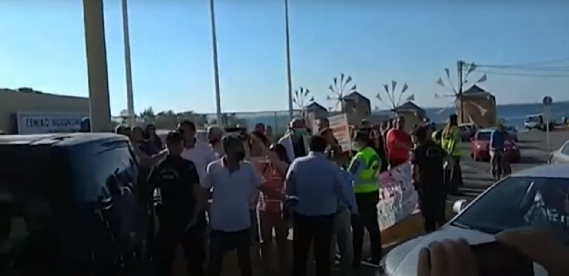 Με γιουχαΐσματα και αποδοκιμασίες υποδέχθηκαν τον Θ.Πλεύρη οι υγειονομικοί στην Χίο (βίντεο)