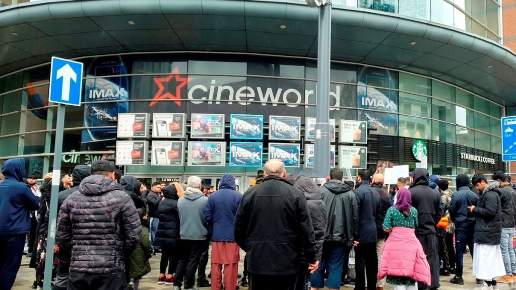 Βρετανική ταινία αποσύρθηκε μετά από μουσουλμανική απαίτηση – Φώναζαν στο δρόμο «Allahu Akbar»