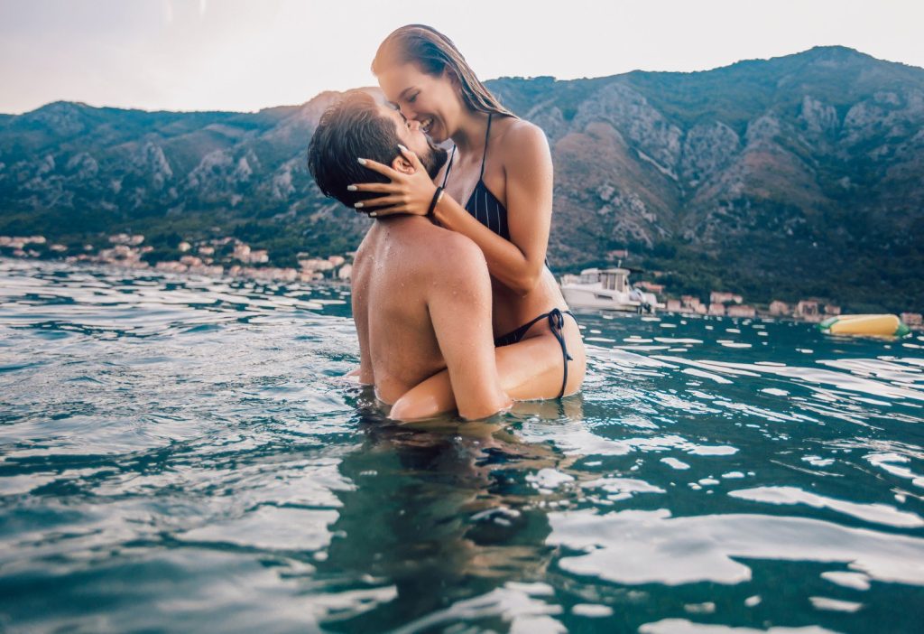 Καλοκαίρι: Πέντε τρόποι για να μη… λιώνεις κατά τη διάρκεια του σεξ