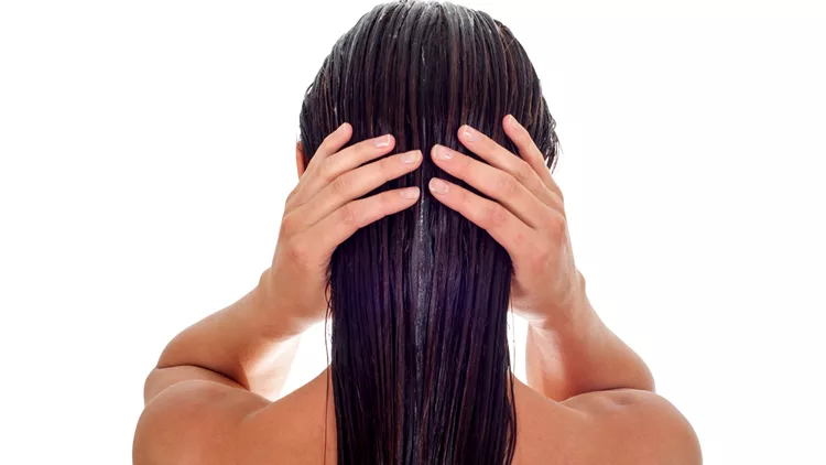 Έτσι θα κάνεις απολέπιση στο τριχωτό της κεφαλής σου ανάλογα με τον τύπο του δέρματός σου