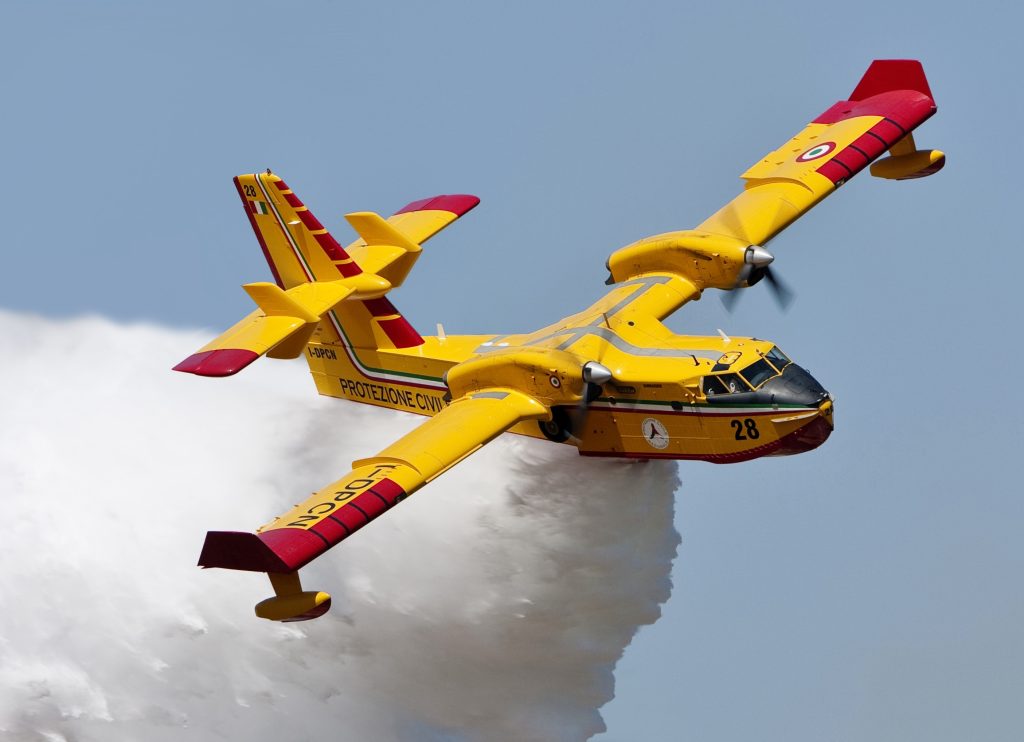 Η Ελλάδα στέλνει αεροσκάφος Canadair στην Αλβανία για τη μεγάλη πυρκαγιά στο νησί Σασών
