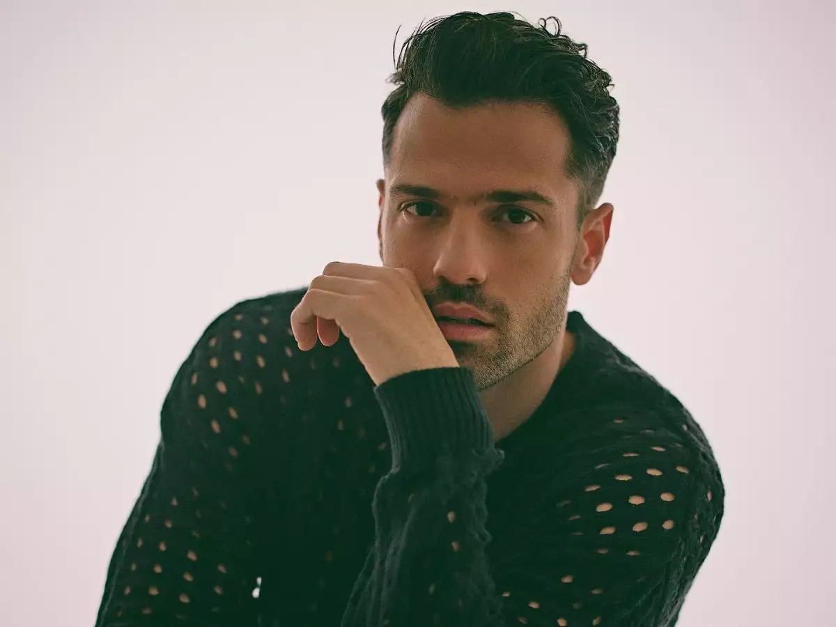 Ο Κωνσταντίνος Αργυρός ποζάρει ημίγυμνος στο κρεβάτι του (φωτο)