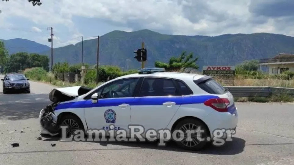 Λαμία: «Κομμάτια» έγινε περιπολικό μετά από σύγκρουση με αγροτικό όχημα (φωτό)