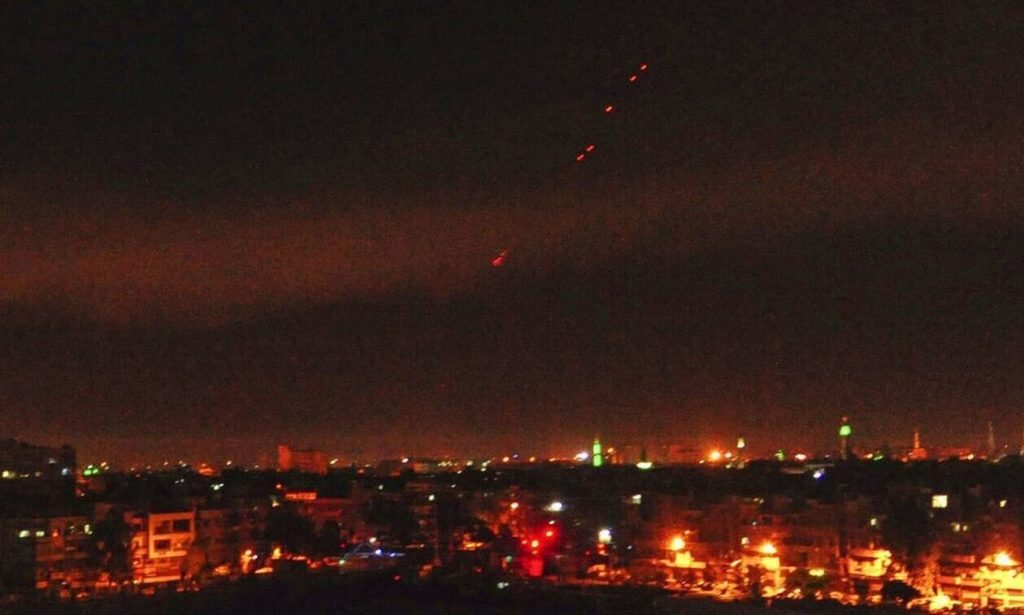 Συρία: Iσραηλινοί πύραυλοι έπληξαν θέσεις νότια της Δαμασκού προκαλώντας υλικές ζημιές