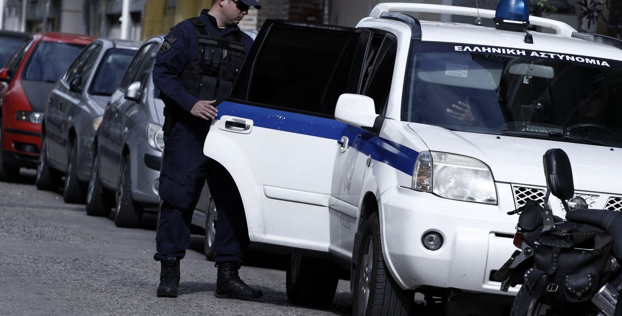 Μενίδι: Έφοδος της αστυνομίας σε έξι σπίτια στην Αγία Σωτήρα- Οκτώ συλλήψεις