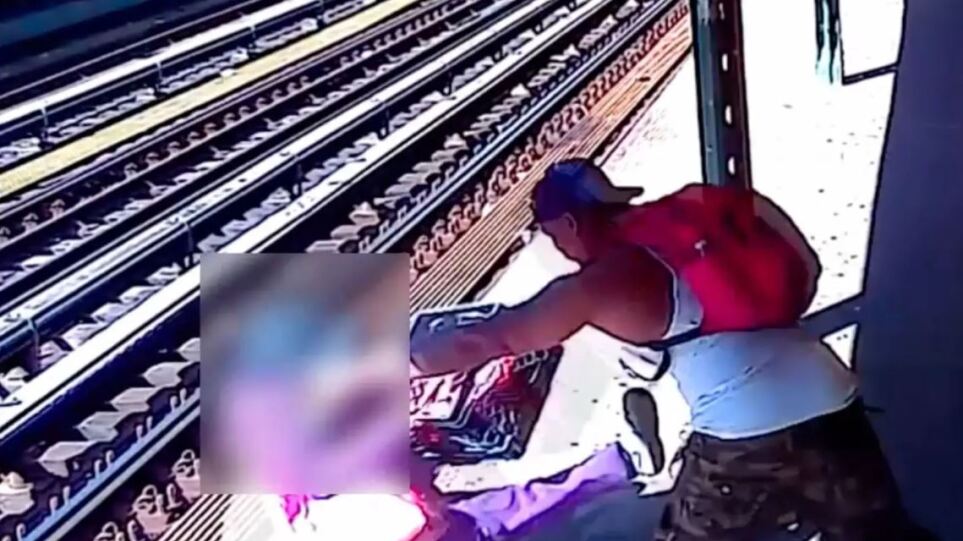 Νέα Υόρκη: Άγνωστος άρπαξε γυναίκα και την πέταξε στις ράγες του μετρό