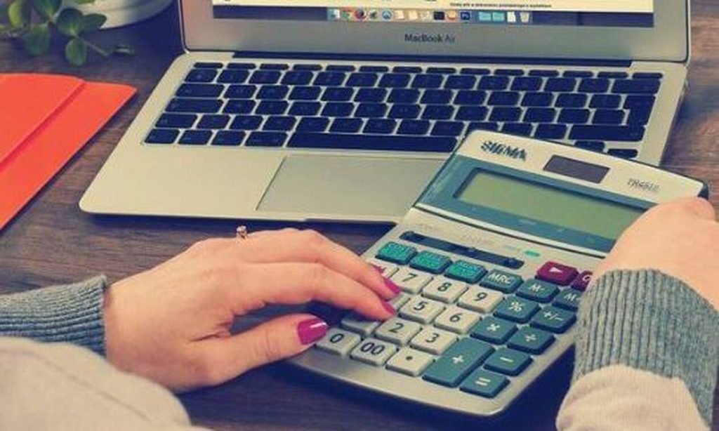 Φορολογικές δηλώσεις: Δείτε ποιοι πρέπει να βιαστούν για να μην χάσουν το επίδομα του ηλεκτρικού ρεύματος