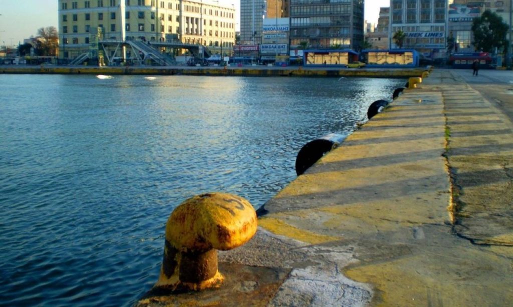 Αυτοκίνητο έπεσε στο λιμάνι του Πειραιά – Στο νοσοκομείο ο 63χρονος οδηγός