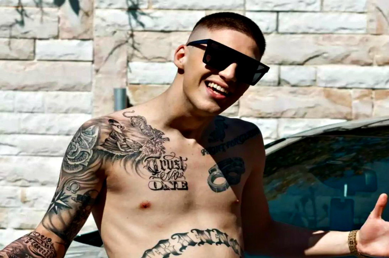 Trannos: «Δεν ήμουν καλό παιδί… τώρα είμαι» είπε ο τράπερ που κυκλοφορεί ένοπλος στους δρόμους