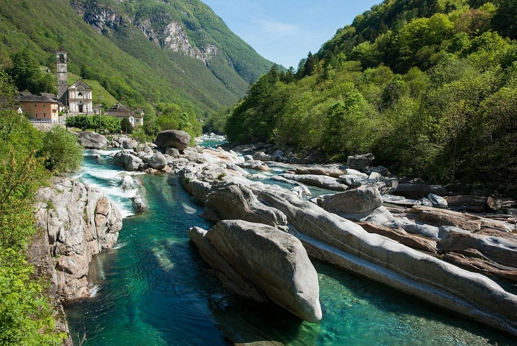 Verzasca Valley: Εντυπωσιακές εικόνες από την «εξωτική» κοιλάδα της Ελβετίας