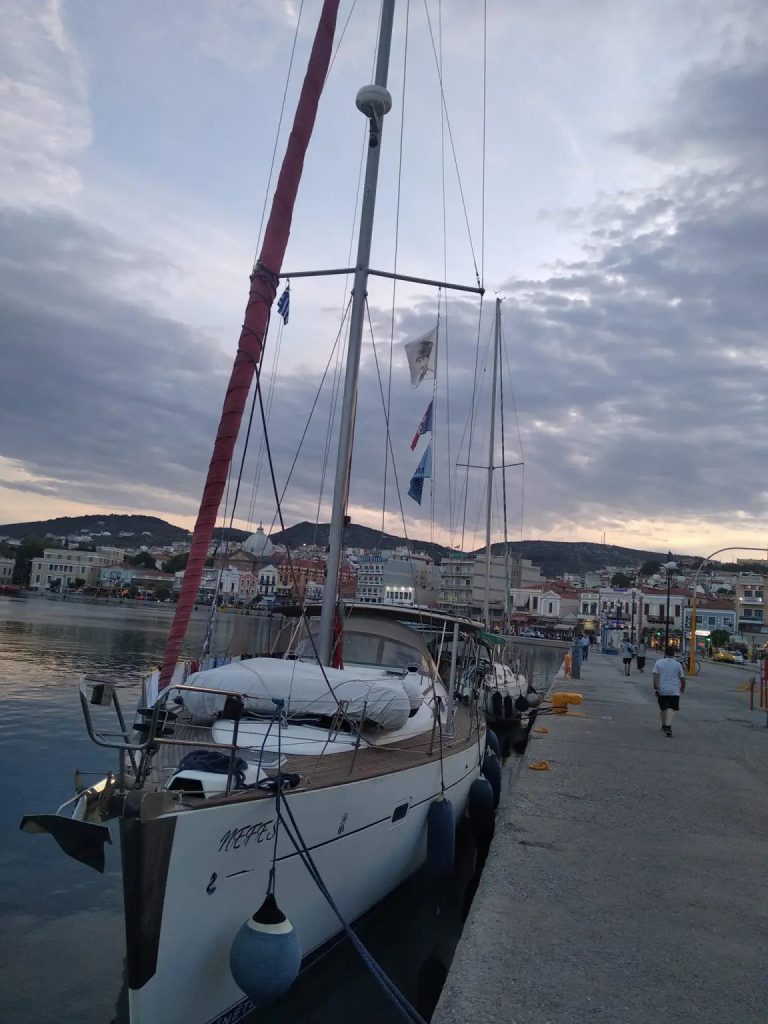 Τουρκικό τουριστικό σκάφος ύψωσε σημαία του Κεμάλ στο λιμάνι της Μυτιλήνης