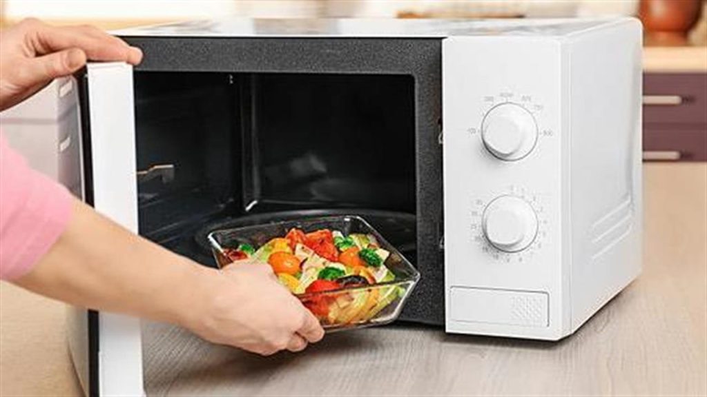 Αυτά είναι τα συνηθέστερα λάθη που κάνετε στη χρήση του φούρνου μικροκυμάτων