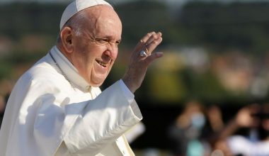 Βατικανό: Νέες φήμες για παραίτηση του πάπα Φραγκίσκου – Τι ανέφερε σε καθολικούς επισκόπους