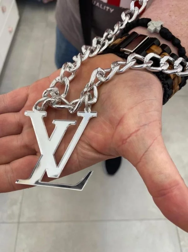 Δείτε τα «μαΐμού» κοσμήματα Louis Vuitton και άλλων οίκων που κατασχέθηκαν στη Μύκονο 