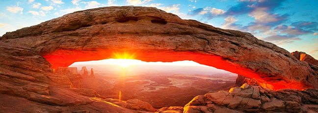 «Μαγικές» εικόνες: Όταν ο ήλιος ανατέλλει μέσα από τα φαράγγια