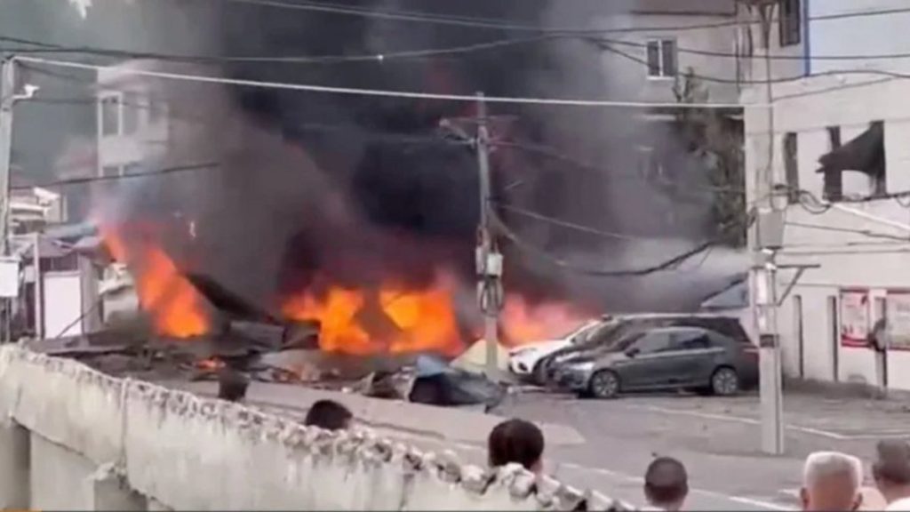 Κίνα: Πολεμικό αεροσκάφος συνετρίβη σε σπίτια προκαλώντας τεράστια φωτιά