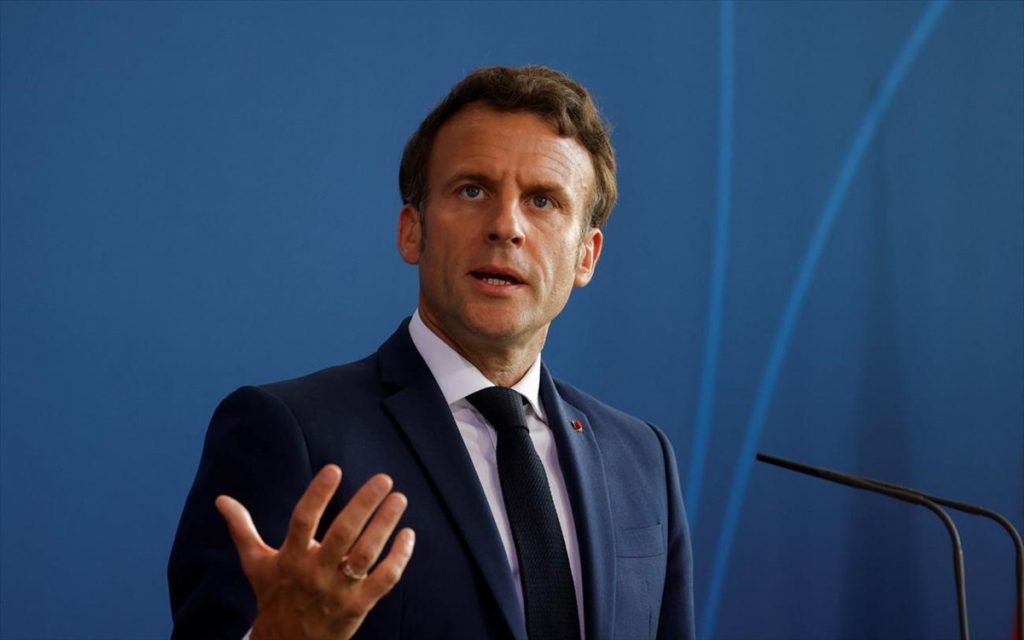 Μακρόν: Χάνει ψήφους στη Γαλλία, αλλά κερδίζει σε έδρες