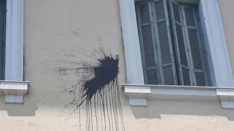 Θεσσαλονίκη: Άγνωστοι πέταξαν μπαλόνι με μπογιά στο κτήριο του ΥΜΑΘ