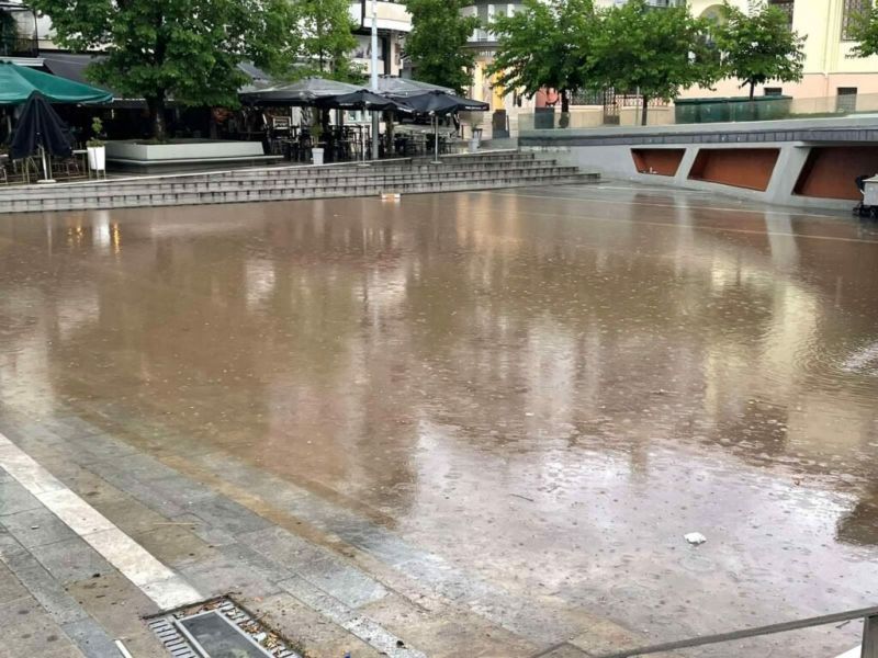 «Τρελάθηκε» ο καιρός στην Κοζάνη:  – Πλημμύρισαν οι δρόμοι – Δείτε βίντεο και φωτογραφίες