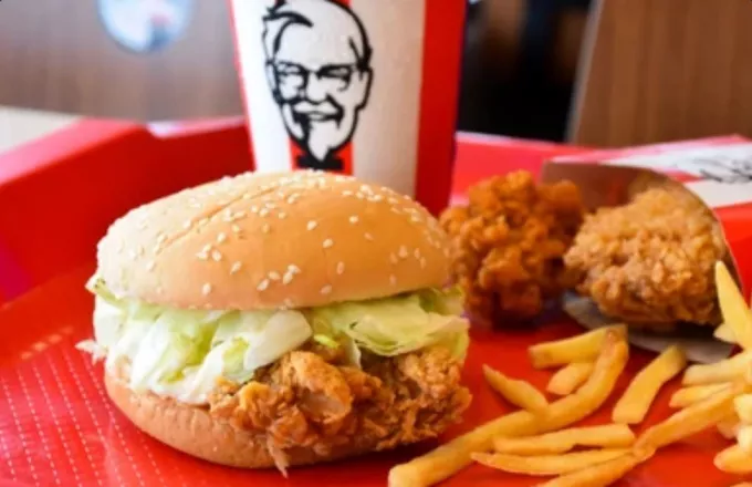 Αυστραλία: Εθνικό «σκάνδαλο» για την απόφαση της KFC να αντικαταστήσει το μαρούλι με λάχανο στα μπέργκερ!