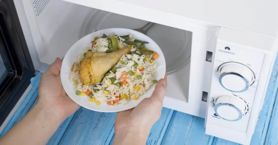 Επτά τρόφιμα που δεν πρέπει να ζεστάνετε ποτέ στον φούρνο μικροκυμάτων