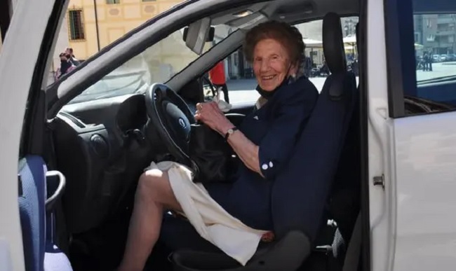 Ιταλία: Μία γιαγιά 100 ετών ανανέωσε το δίπλωμα οδήγησης της για ακόμα δύο χρόνια – «Είμαι τυχερή που έφτασα στα 100»