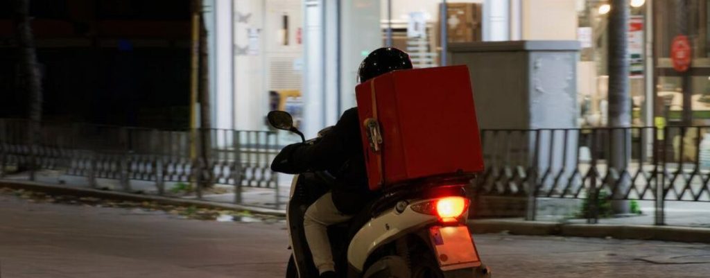 Επιτροπή Αγώνα Διανομέων: «Αρνούμαστε να δουλέψουμε σε ακραίες καιρικές συνθήκες»