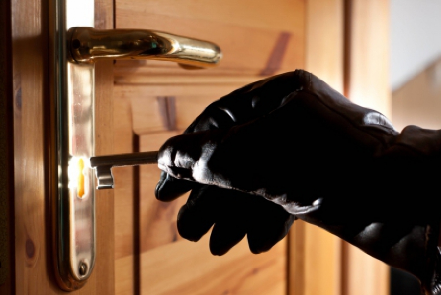 Δείτε ένα βίντεο με μια γυναίκα «αράχνη» που «ξαφρίζει» σπίτια στην Αμφιλοχία