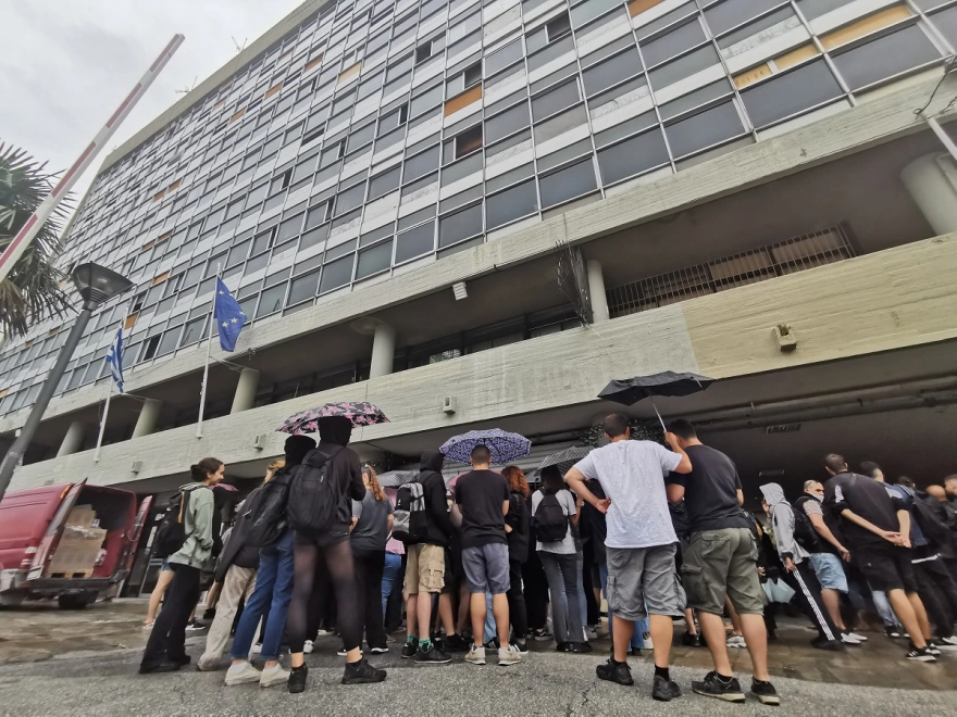 Θεσσαλονίκη: Συγκέντρωση φοιτητών στην πρυτανεία του ΑΠΘ – «Θα μπλοκάρουμε τα σχέδια της κυβέρνησης»