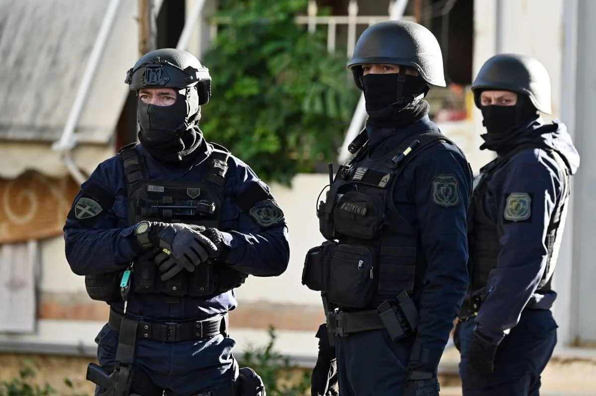 Θεσσαλονίκη: Η στιγμή που η αστυνομία πραγματοποιεί έφοδο στη «φωλιά» του καρτέλ (βίντεο)