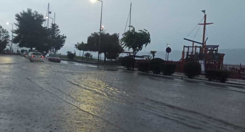 Κακοκαιρία Genesis: Η στεριά γίνεται ένα με τη θάλασσα στην Αμφιλοχία (βίντεο)