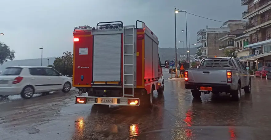 Κακοκαιρία ”Genesis”: Βγήκε η θάλασσα στη στεριά στην Αμφιλοχία – Ξηλώθηκαν στέγες στην Κέρκυρα