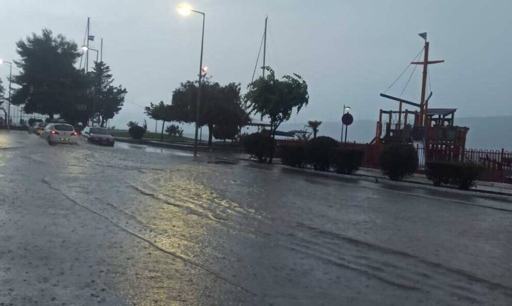 Βόλος: Σαρώνει η κακοκαιρία τη Μαγνησία – Πλημμυρισμένοι δρόμοι και πεσμένα δέντρα