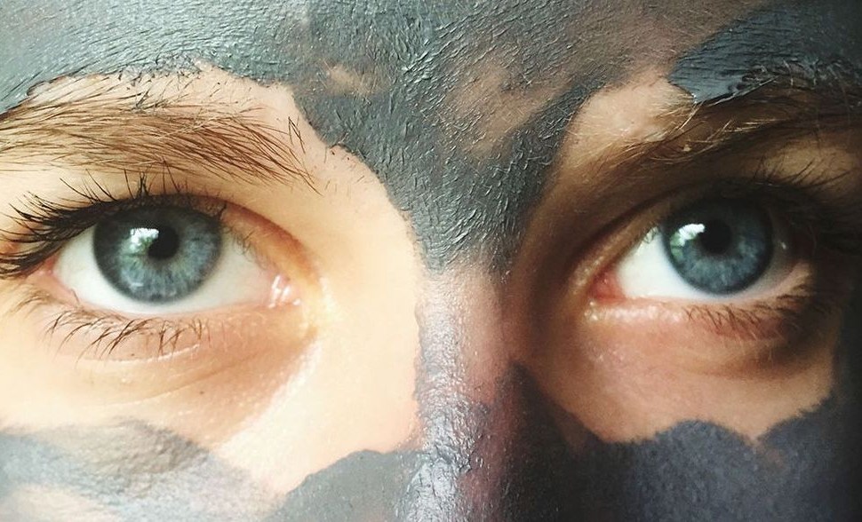 Το εγκεκριμένο από δερματολόγους συστατικό που αντιμετωπίζει τα επίμονα μαύρα στίγματα