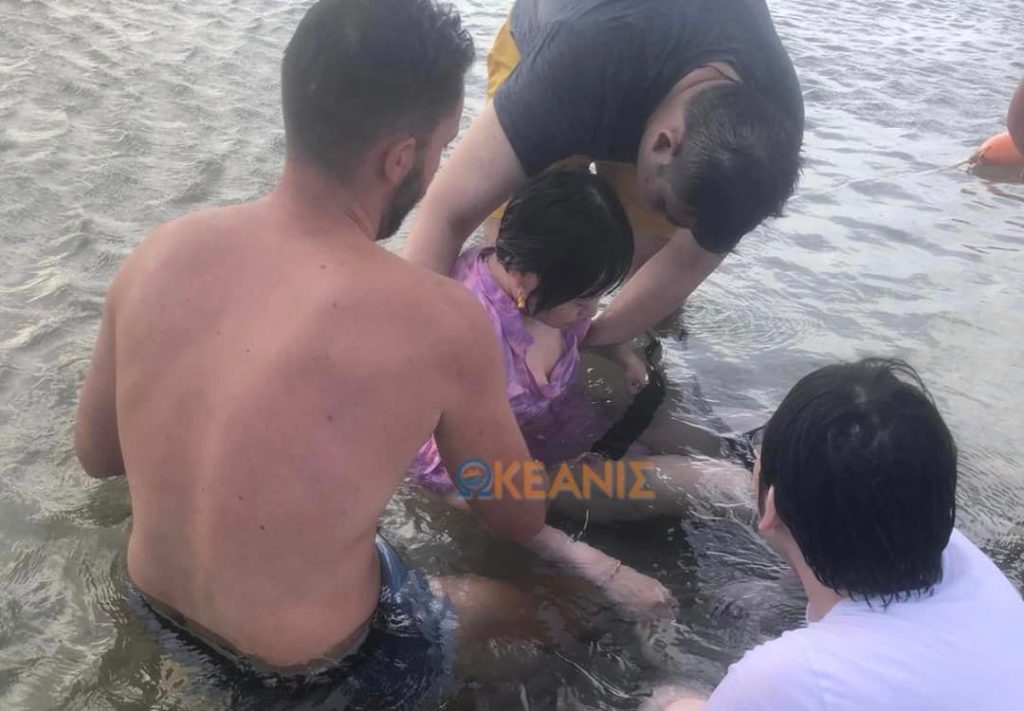 Κρήτη: Διασώθηκε τουρίστρια που παρασύρθηκε από ρεύματα με το στρώμα θαλάσσης
