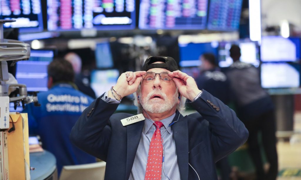 Ο ασυγκράτητος πληθωρισμός «γκρέμισε» τη Wall Street