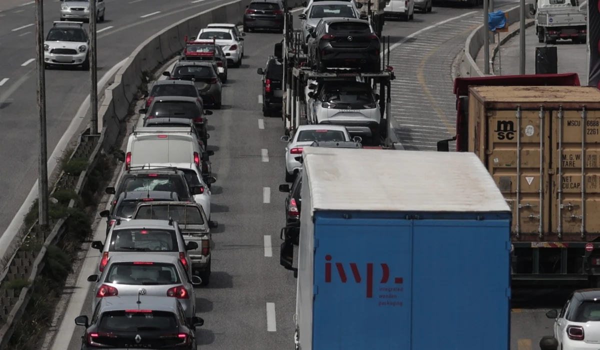 Κίνηση στην εθνική οδό Αθηνών: Ακινητοποιημένο όχημα στον Κηφισό στο ύψος των ΚΤΕΛ