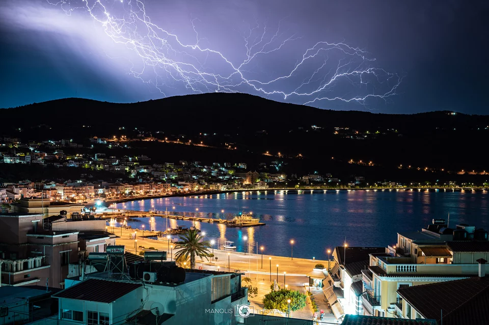 Η κακοκαιρία Genesis «χτύπησε» και τη Σάμο – Εντυπωσιακές εικόνες από τη στιγμή που «πέφτουν» κεραυνοί (φώτο)