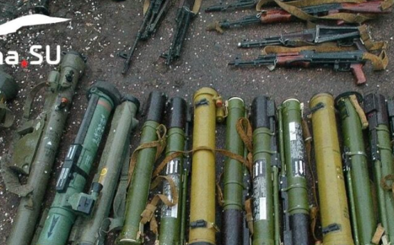 «Τα όπλα που δίνουμε στην Ουκρανία θα μπορούσαν να αναπληρώσουν τη μαύρη αγορά», παραδέχονται στη Δύση