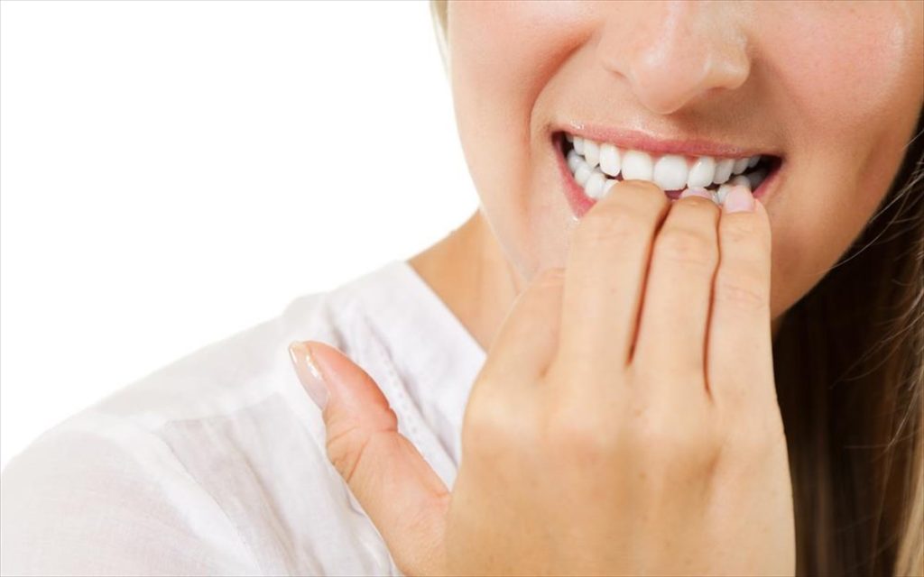 Ονυχοφαγία: «Τρώτε» τα νύχια σας; – Όλοι οι κίνδυνοι που κρύβει αυτή η συνήθεια
