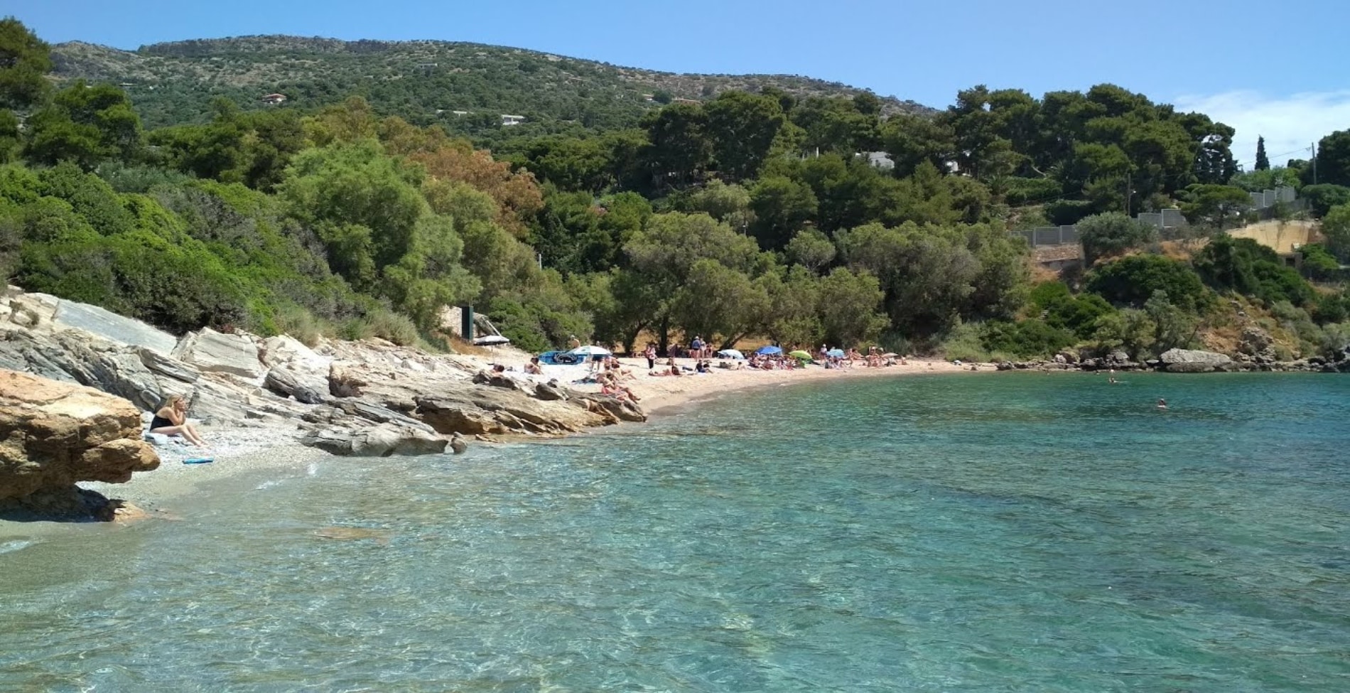 Ερωτοσπηλιά: Μια όαση με διάφανα νερά και μόλις 45 λεπτά από την Αθήνα – Iδανική εκδρομή για μπάνιο