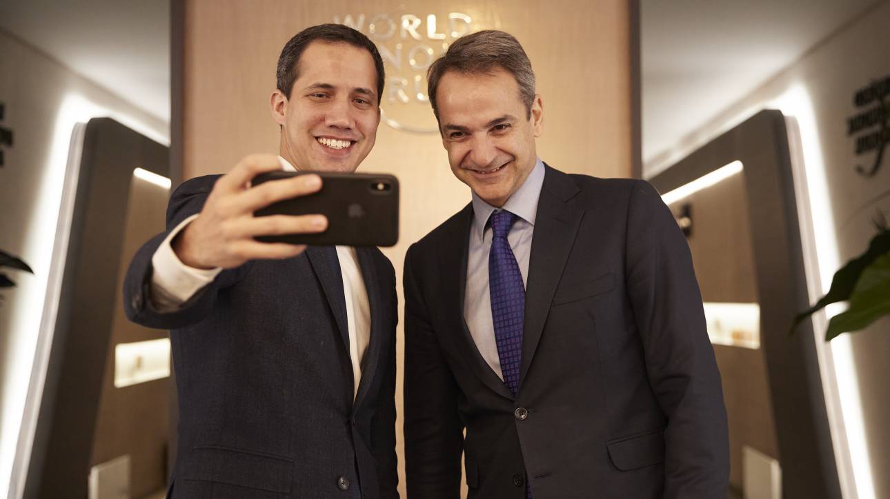 Βενεζουέλα: Τον πήραν με… «τις κλωτσιές» τον Χουάν Γκουαϊδό – Πολίτες τον έδιωξαν κακήν-κακώς από εστιατόριο (βίντεο)