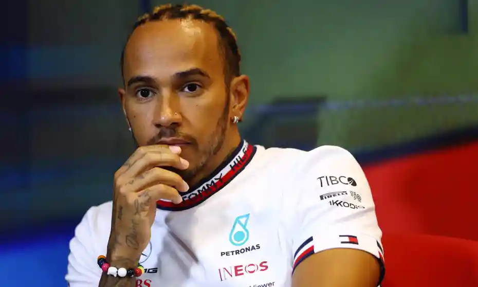 Formula 1: Η στιγμή που ο Lewis Hamilton αδυνατεί να βγει από το μονοθέσιο