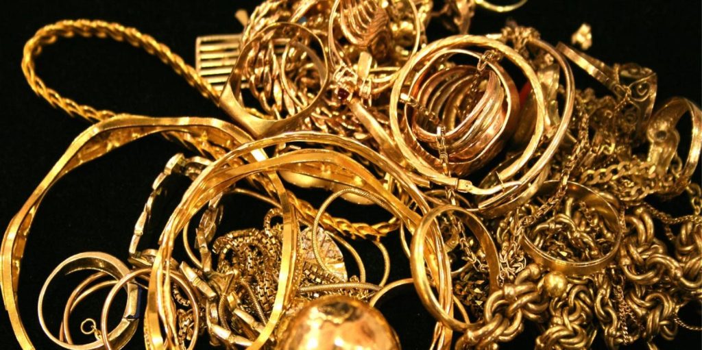 Θεσσαλονίκη: Νεαρός είπε σε ηλικιωμένη πως του έπεσαν ρούχα στο μπαλκόνι της & της άρπαξε κοσμήματα 18.000 ευρώ