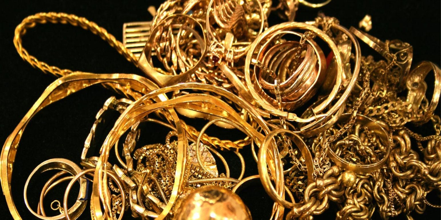 Θεσσαλονίκη: Νεαρός είπε σε ηλικιωμένη πως του έπεσαν ρούχα στο μπαλκόνι της & της άρπαξε κοσμήματα 18.000 ευρώ