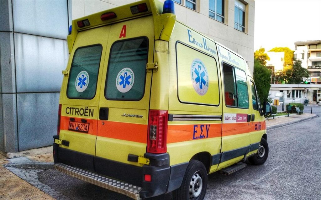 Θεσσαλονίκη: Καθαρίστρια έπεσε από μπαλκόνι & «προσγειώθηκε» πάνω σε παρκαρισμένο αυτοκίνητο