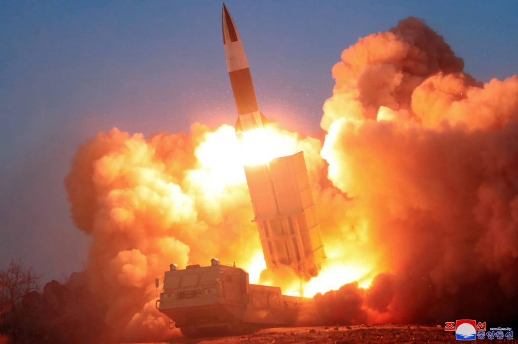 Ν.Κορέα: Ενισχύει τις αμυντικές δαπάνες για να αντιμετωπίσει την πυραυλική και πυρηνική απειλή της Β.Κορέας